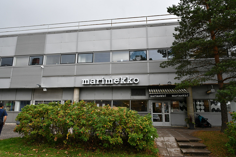 マリメッコ本社には最新アイテムが揃うショップとアウトレット、そして一般利用も可能な社員食堂が1つに集まっている。郊外にあるので空港に向かう日、朝早い時間に途中に立ち寄ると時間を有効に使いショッピングができる