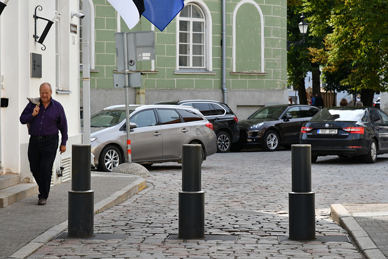 石畳から突如生えてきた車止め。監視カメラで出入りする車両をチェックしていた