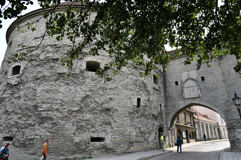 長い城壁の北門にあたる「スール・ランナ門」は砲塔や牢獄の役割も兼ねていた。中には「エストニア海洋博物館」があるが見学は2019年に再開するとのこと。その形状から「ふとっちょマルガレータ」と呼ばれる