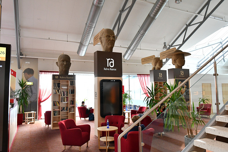 搭乗ゲートに広がるアート空間