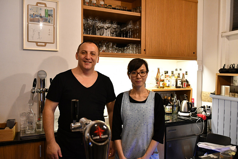 スタッフのエリック牧子さん（右）とFotios vouroudisさん（左）