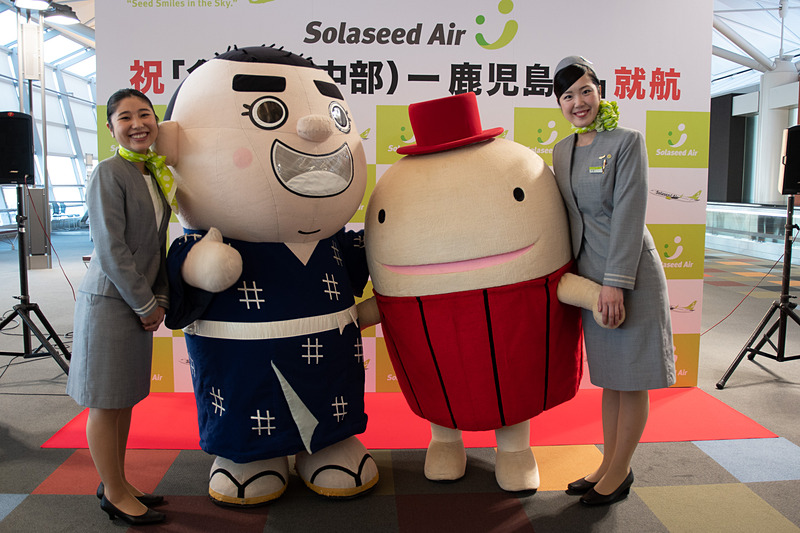 セントレアのキャラクター謎の旅人フーと、鹿児島のキャラクターである西郷どん