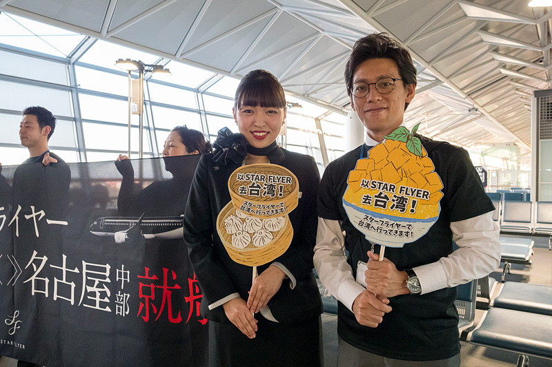 搭乗口では初便を祝う数々の装飾