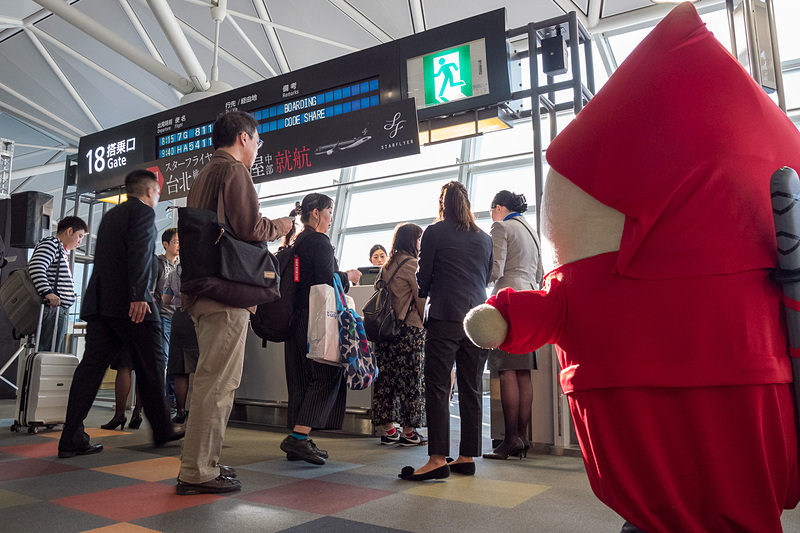 忍者姿の「なぞの旅人 フー」もお見送り