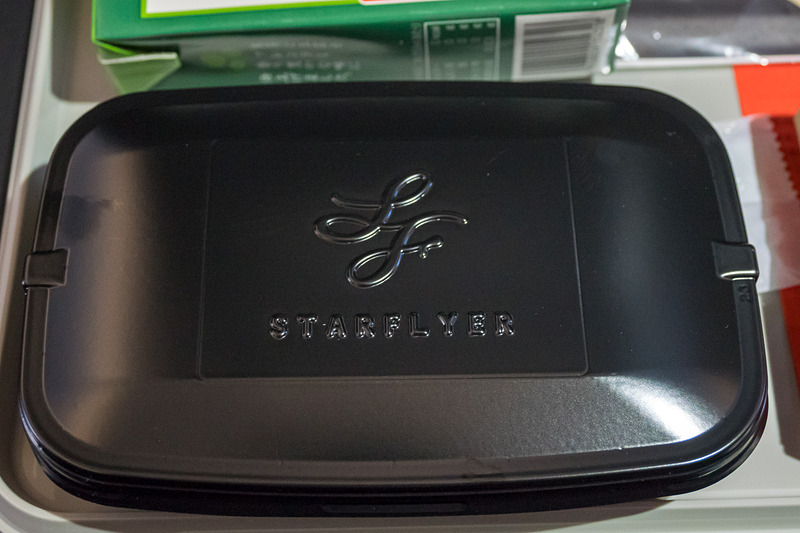 「お弁当箱」をイメージした容器。黒にスターフライヤーのロゴが入った同社らしいデザイン