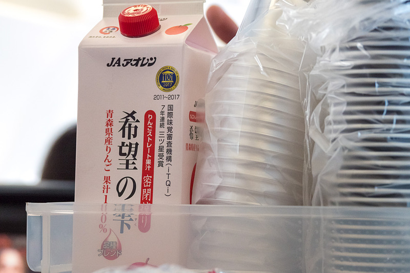 国内線でも提供している青森県産アップルジュース「希望の雫」