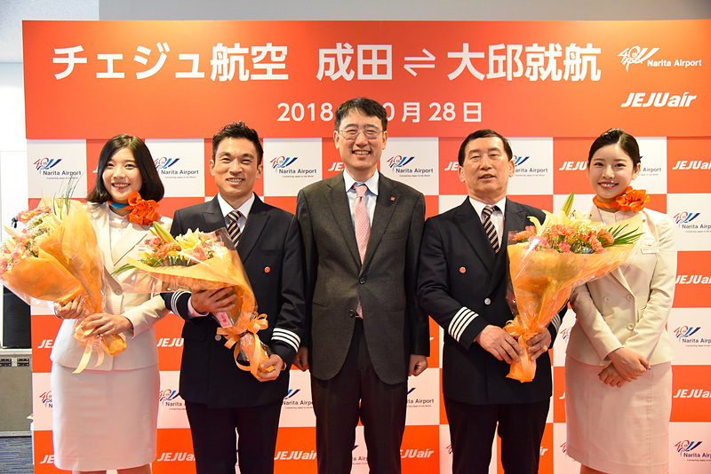 初便の機長やCA（客室乗務員）ととももにチェジュ航空 代表取締役 イ・ソックジュ氏らがセレモニーに駆けつけた