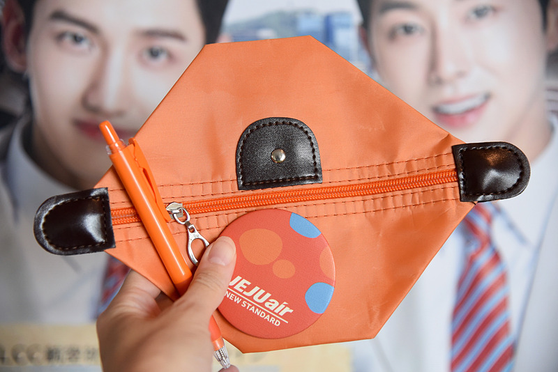 オリジナルロゴ入りのミニポーチにハンディミラーとボールペンの3点セット