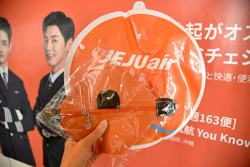 こちらはロゴ入りミニポーチとビーチボールと常夏仕様