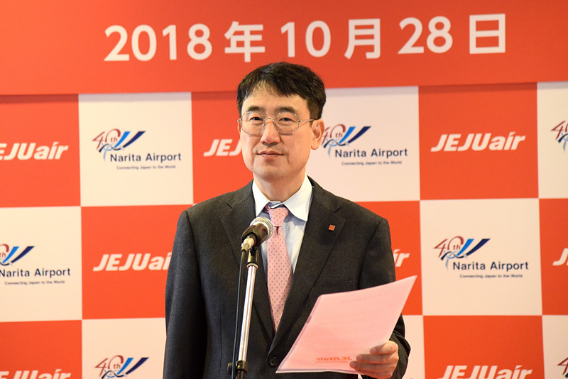 就航セレモニーであいさつする、チェジュ航空 代表取締役 イ・ソックジュ氏
