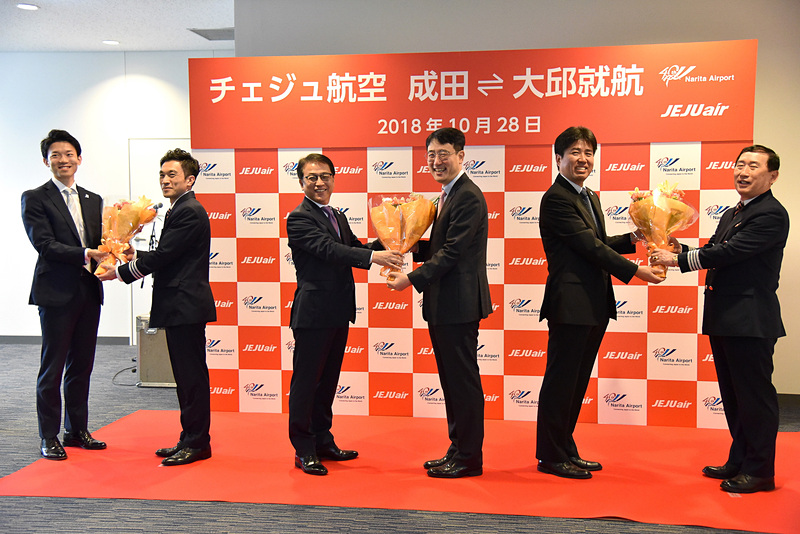 成田国際空港株式会社 取締役・営業部門長 荒川武氏やエアライン営業部からお祝いの花束を贈呈