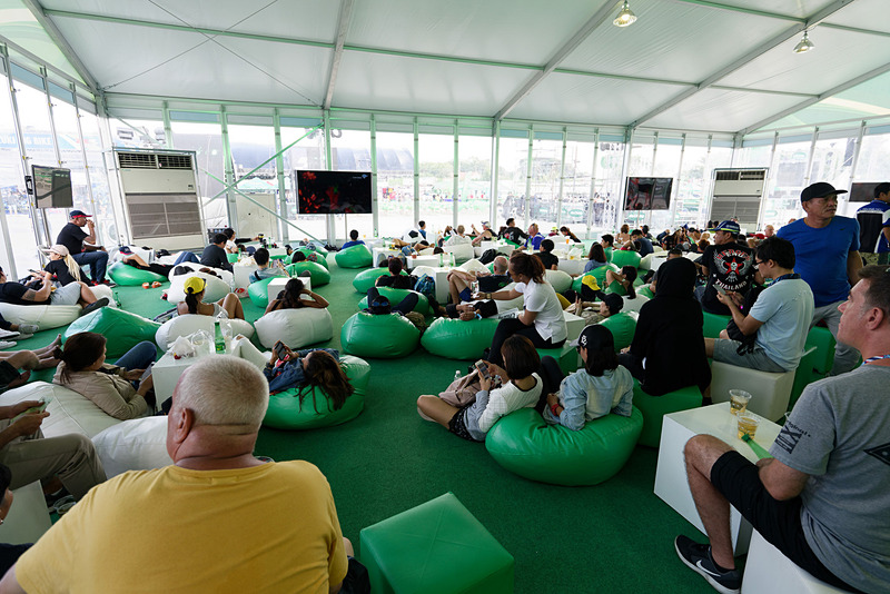 チャーンビールカラーのブースは休憩室になっていた