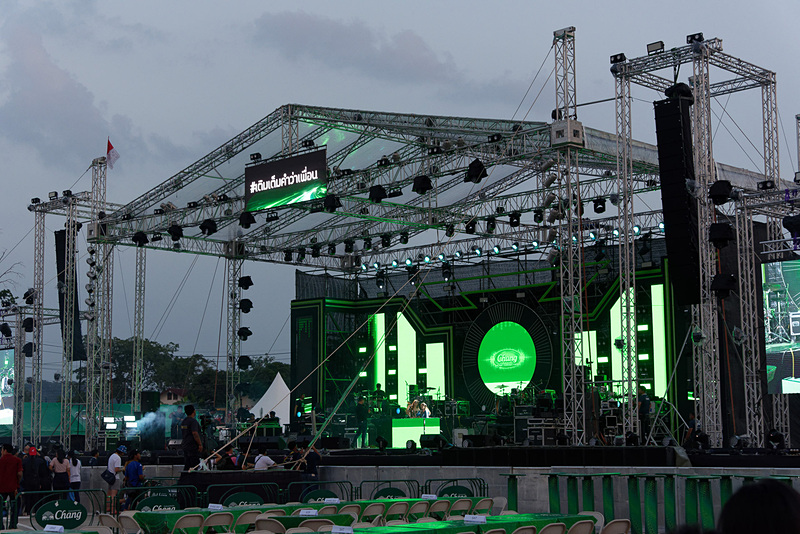 巨大ステージでのライブコンサートイベントも実施