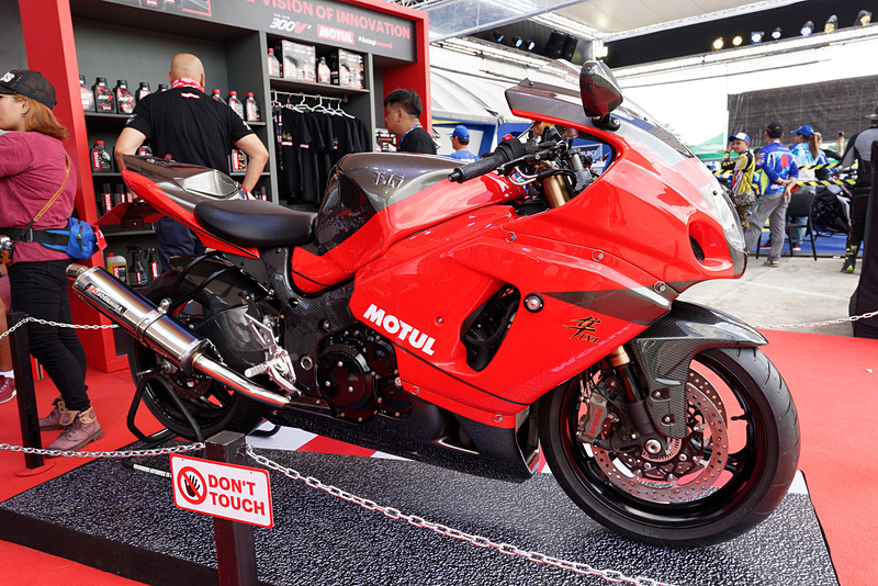 エンジンオイルなどで有名なモチュールのブースには、なぜかスズキの隼をカスタムした隼TX-1が展示