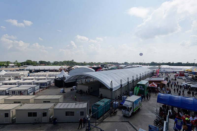 グランドスタンド側から見たところ。広大な敷地にブースが設営されているのが分かる