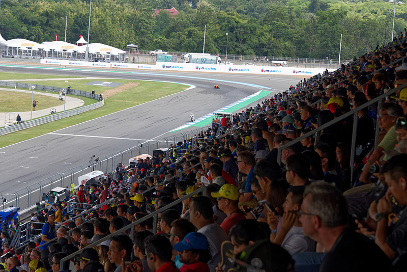 まだ予選日だというのに、この人出