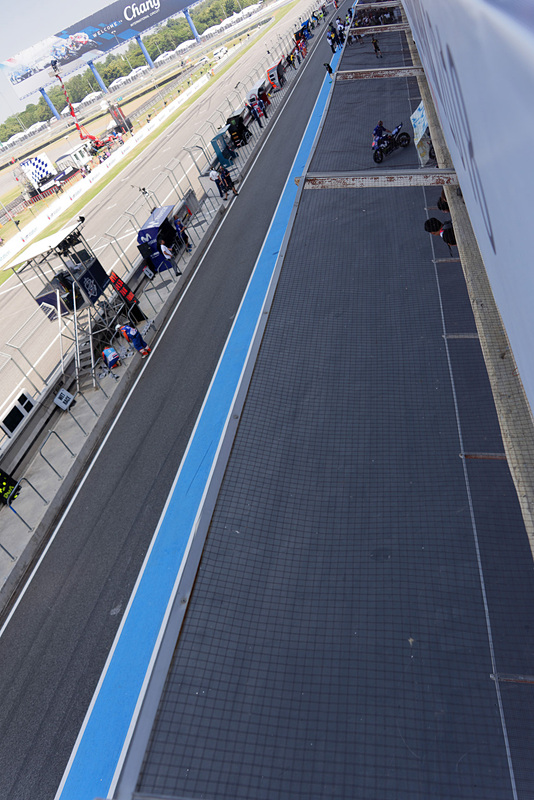 グランドスタンド最前列ならピットロードも観察できる