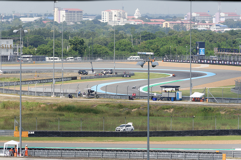 はるか遠くのコーナーまで見渡せる。双眼鏡があると便利だ