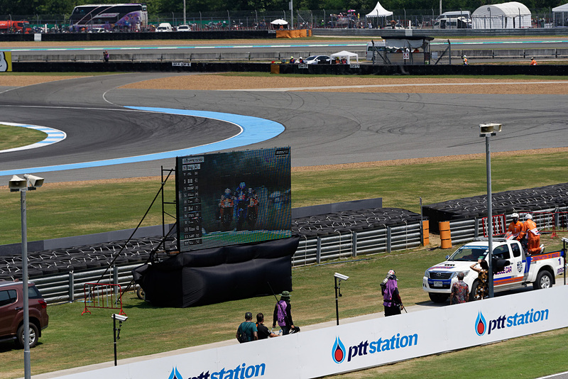 ホームストレート前に設置されていた大型ビジョン。小さく映像も粗いのがちょっと残念