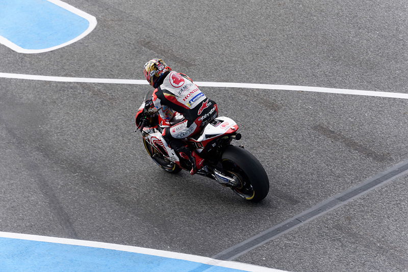 唯一フル参戦している日本人、中上貴晶選手は、残念ながら序盤で転倒。しかし一度ピットインした後、すぐにコースに復帰していった