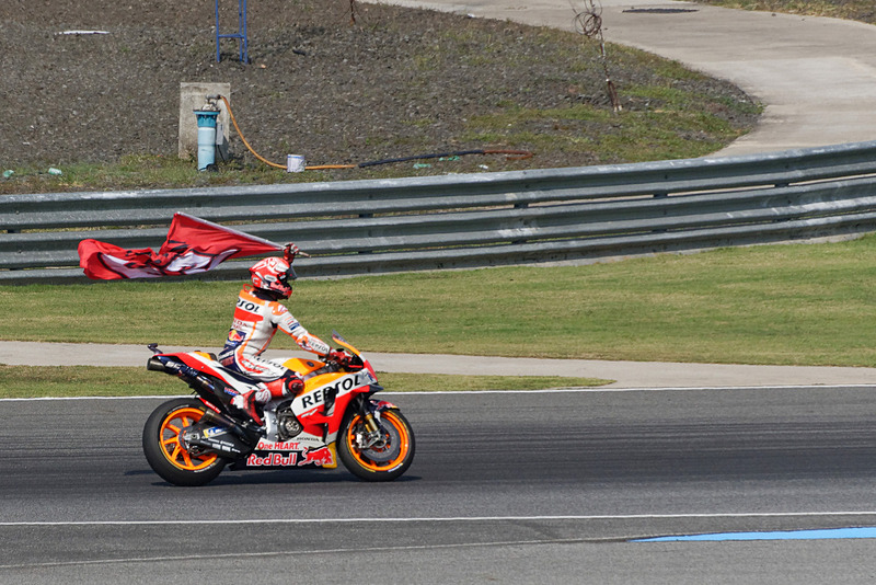 最終ラップの最終コーナーまでデッドヒートを繰り広げたマルケス選手とドヴィチオーゾ選手。軍配はマルケス選手に上がった