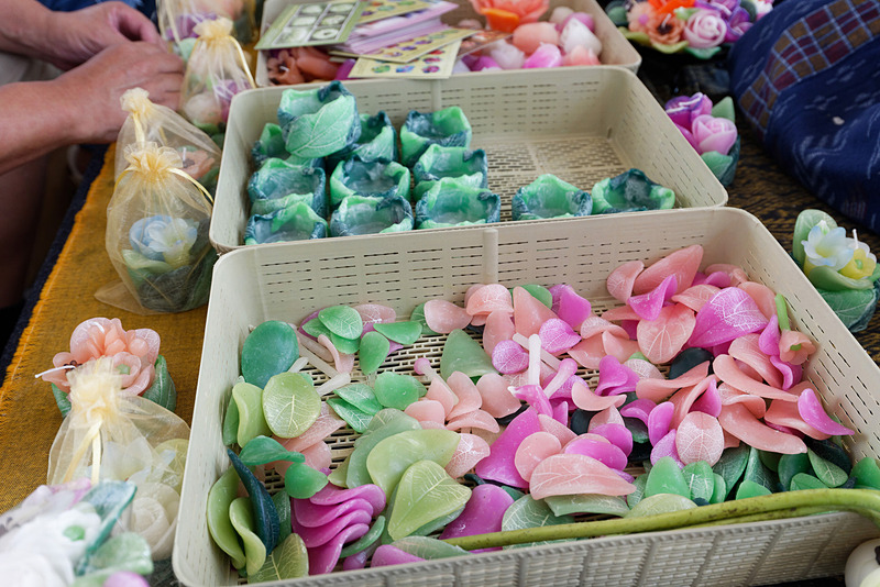 ブースでは彩りのよい蝋細工を簡単に作れるワークショップに参加可能