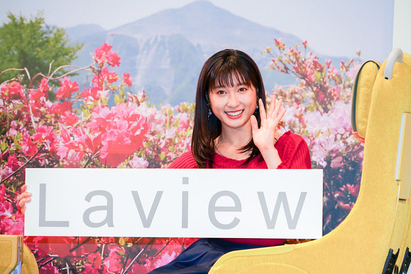 西武鉄道の新型特急車両「Laview」の新シートを体験する女優の土屋太鳳さん