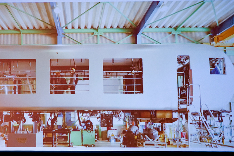 アルミの車体を製作中。前方が丸くなっているのが分かる