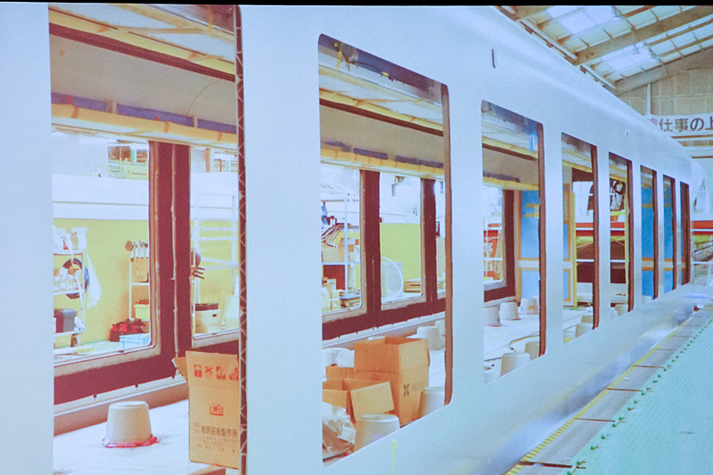 車体の窓部分が大きく空いている