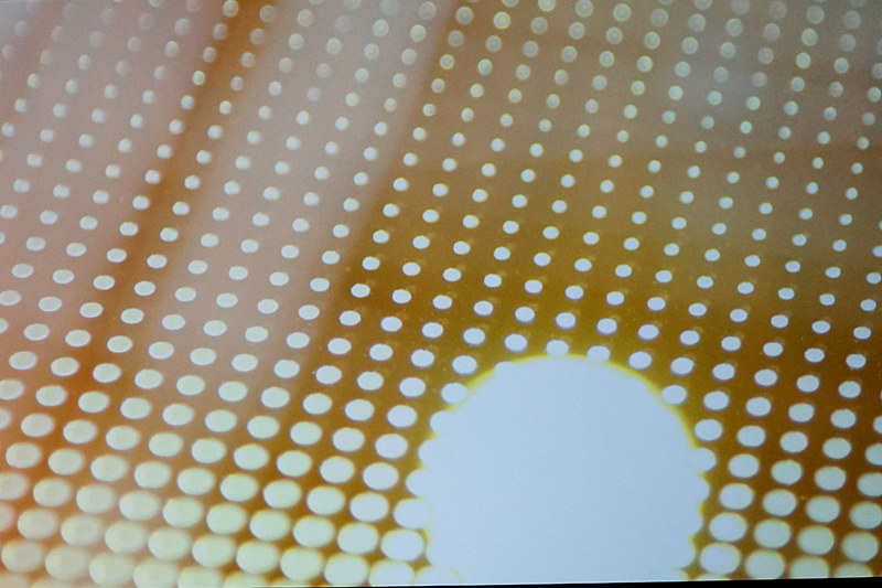 窓にはドットの印刷でグラデーションが施されている