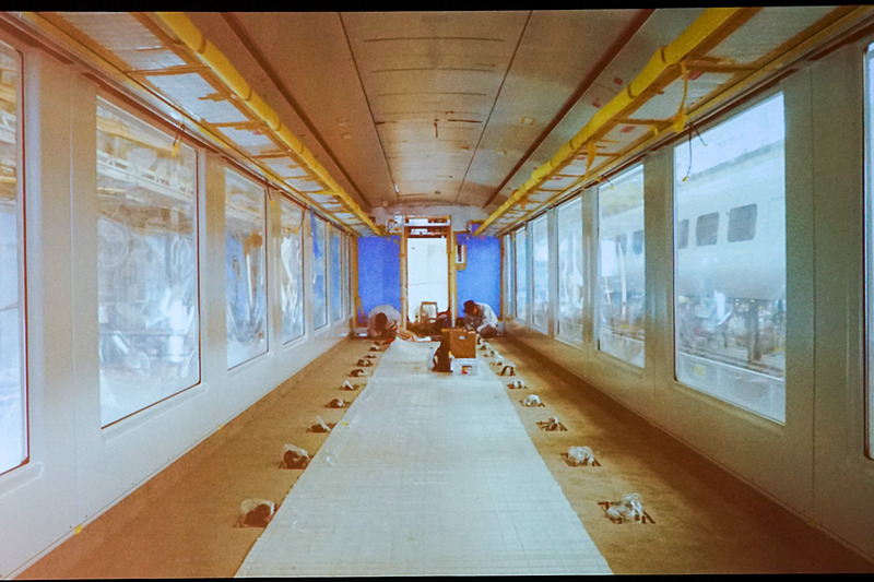 窓が入ってシートがまだ付いていない状態