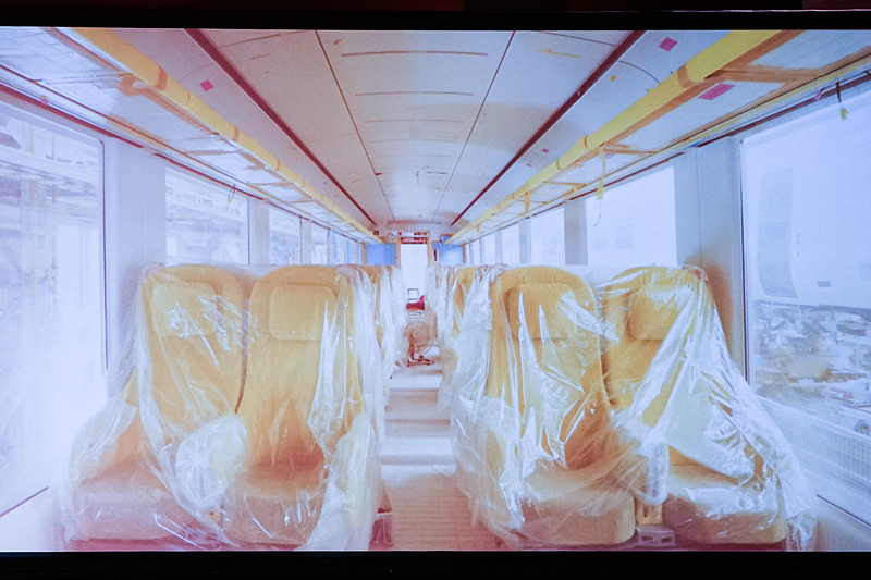 シートが入った車内。窓がシート座面の膝あたりまで広がっている