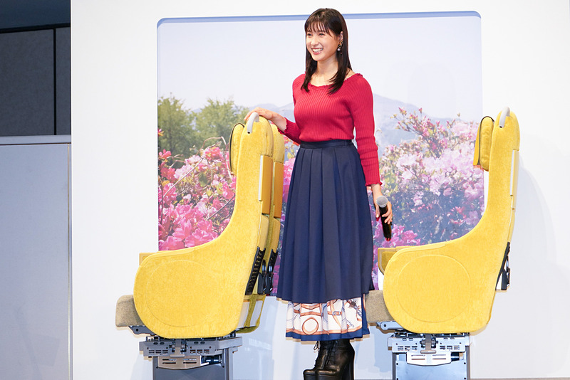 シートに近づいて……。土屋さんの身長は153cm。サイズが分かりやすい