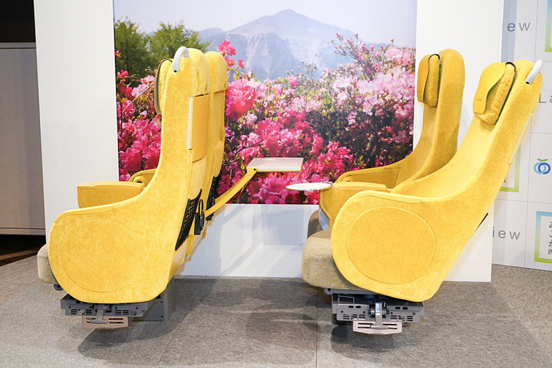 回転式クロスシートを横から。後ろはリクライニングしている