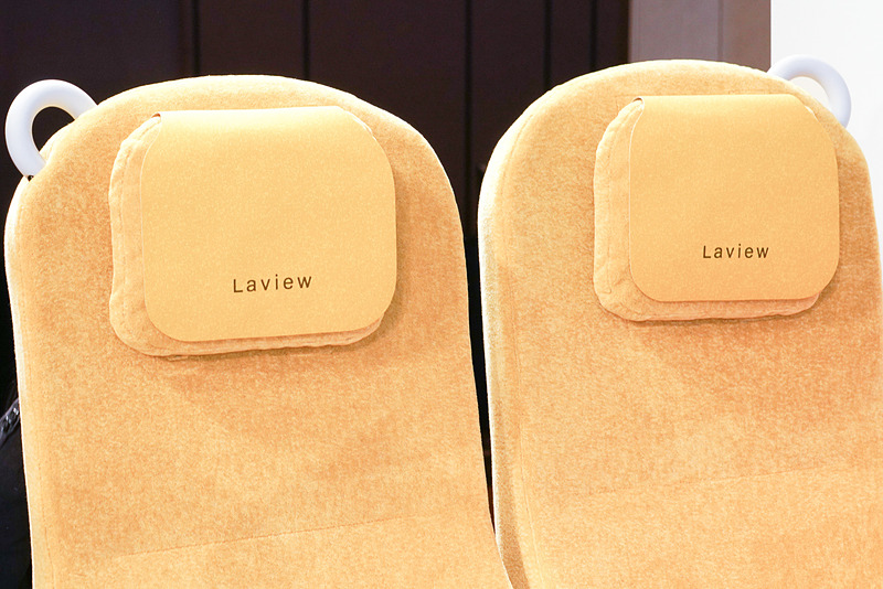 ヘッドレストは上下に可動する