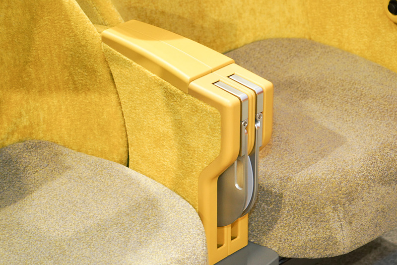 中央部分の肘掛けにはインアームテーブルが収納されている