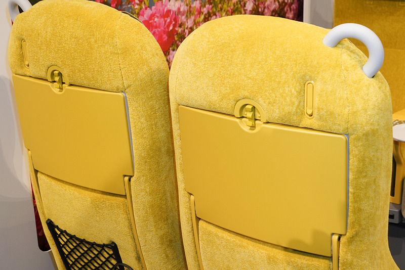 シート背面のテーブルを収納した状態