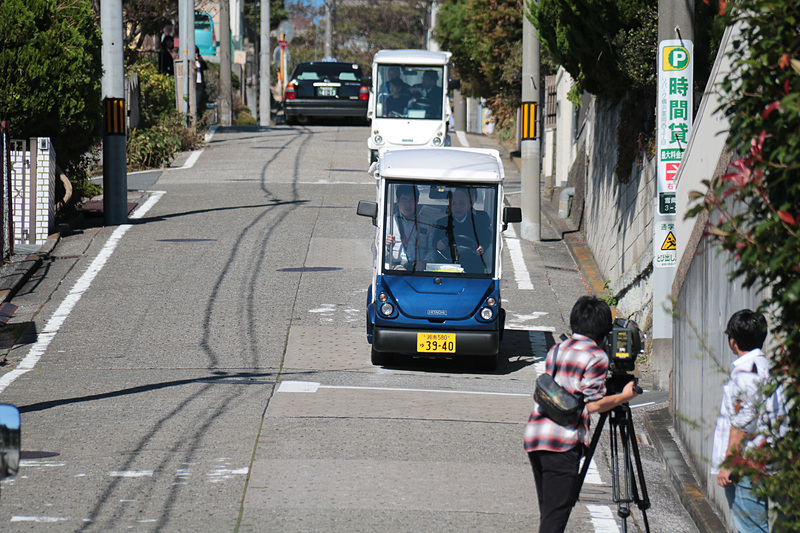 実際に報道陣向け試乗で走ったコースも急勾配の坂道が多かったが、4名乗車の電動小型低速車はスイスイと走行した