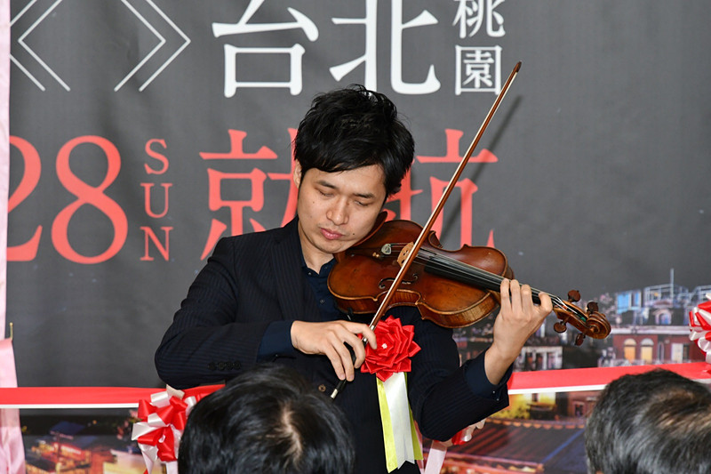 セレモニー開始前には、北九州市出身のヴァイオリニスト中村太地氏の演奏があった