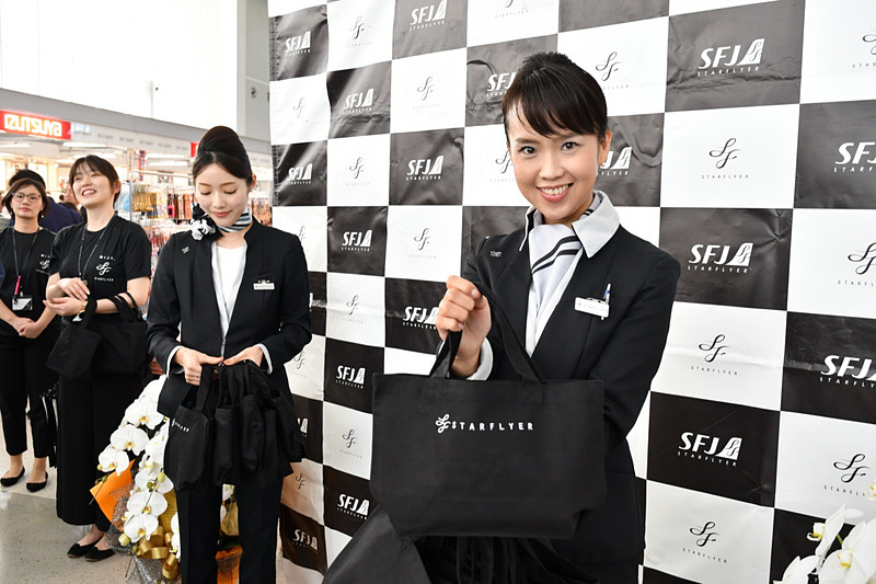 チェックイン後には記念品が配られた