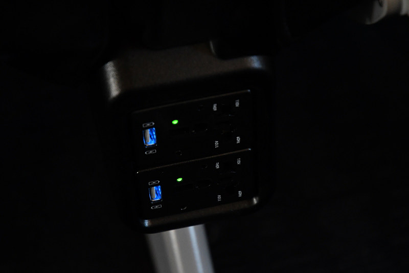 シートモニター下にもUSB端子があるが、座席下部にもより電流の大きな（5V/2A）タイプのものが設置されている