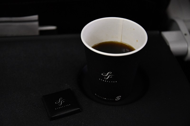 スターフライヤーではおなじみのホットコーヒーとチョコレート。コーヒーは国内線で提供されるタリーズのオリジナルブレンドとは違う種類のもの