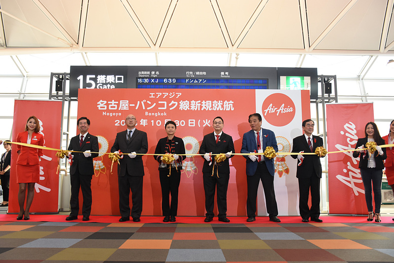 テープカットを実施。左から、中部国際空港株式会社 代表取締役副社長 各務正人氏、国土交通省 大阪航空局 中部空港事務所 中部国際空港長 松本洋氏、タイ国政府観光庁 大阪事務所 所長 サラッワディー・アサーサパキット氏、タイ・エアアジアX CEO ナダ・ブラナシリ氏、名古屋市長 河村たかし氏、愛知県 副知事 石原君雄氏、エアアジア・ジャパン 取締役社長 ジェニー・マユコ・ワカナ氏