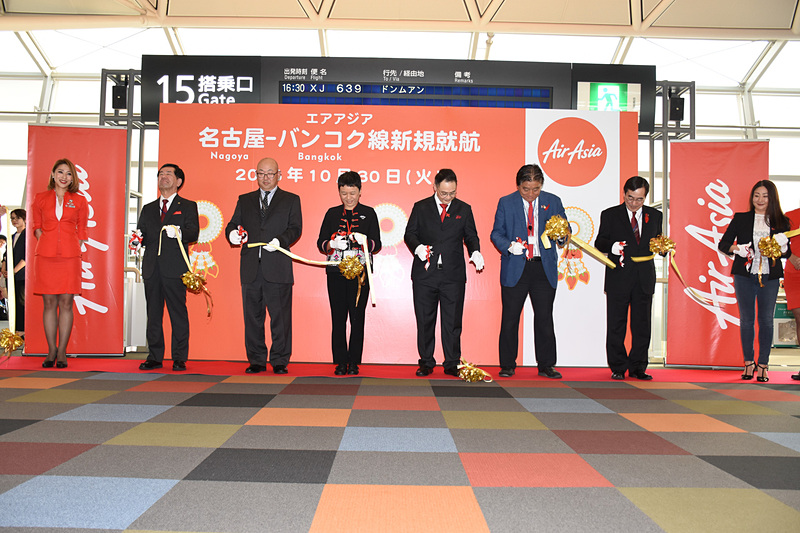 テープカットを実施。左から、中部国際空港株式会社 代表取締役副社長 各務正人氏、国土交通省 大阪航空局 中部空港事務所 中部国際空港長 松本洋氏、タイ国政府観光庁 大阪事務所 所長 サラッワディー・アサーサパキット氏、タイ・エアアジアX CEO ナダ・ブラナシリ氏、名古屋市長 河村たかし氏、愛知県 副知事 石原君雄氏、エアアジア・ジャパン 取締役社長 ジェニー・マユコ・ワカナ氏