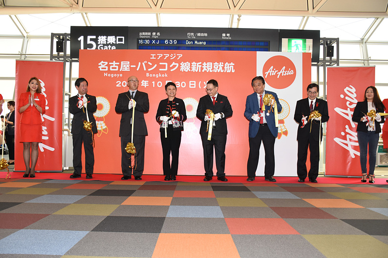 テープカットを実施。左から、中部国際空港株式会社 代表取締役副社長 各務正人氏、国土交通省 大阪航空局 中部空港事務所 中部国際空港長 松本洋氏、タイ国政府観光庁 大阪事務所 所長 サラッワディー・アサーサパキット氏、タイ・エアアジアX CEO ナダ・ブラナシリ氏、名古屋市長 河村たかし氏、愛知県 副知事 石原君雄氏、エアアジア・ジャパン 取締役社長 ジェニー・マユコ・ワカナ氏