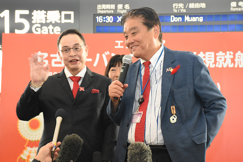 囲み取材に応じるタイ・エアアジアX CEO ナダ・ブラナシリ氏と名古屋市長 河村たかし氏
