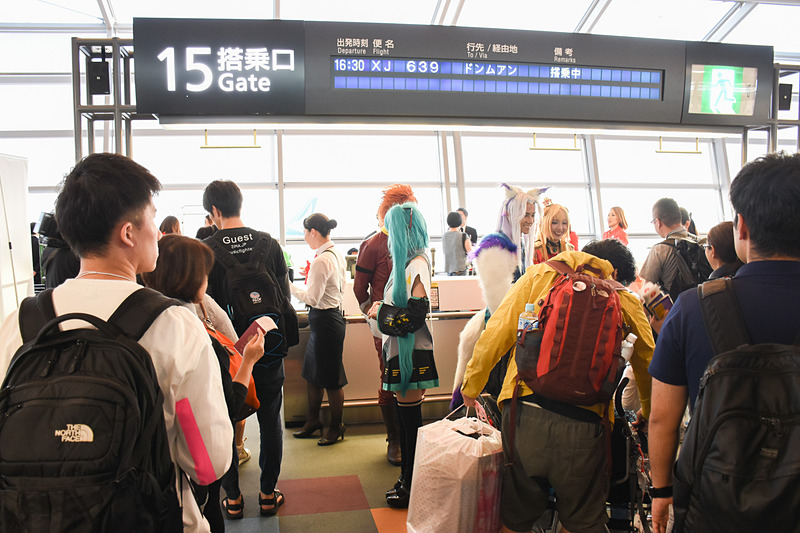 式典後に搭乗開始。日本とタイのコスプレイヤーが搭乗をお手伝い