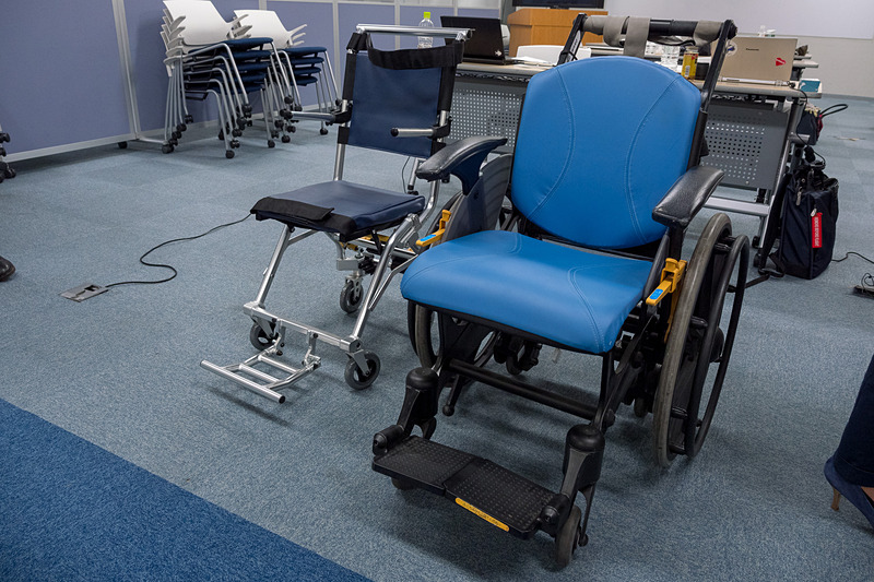 ANAが利用している車いす。右が空港で利用する「モルフ（morph）」。左が新型の機内用車いす
