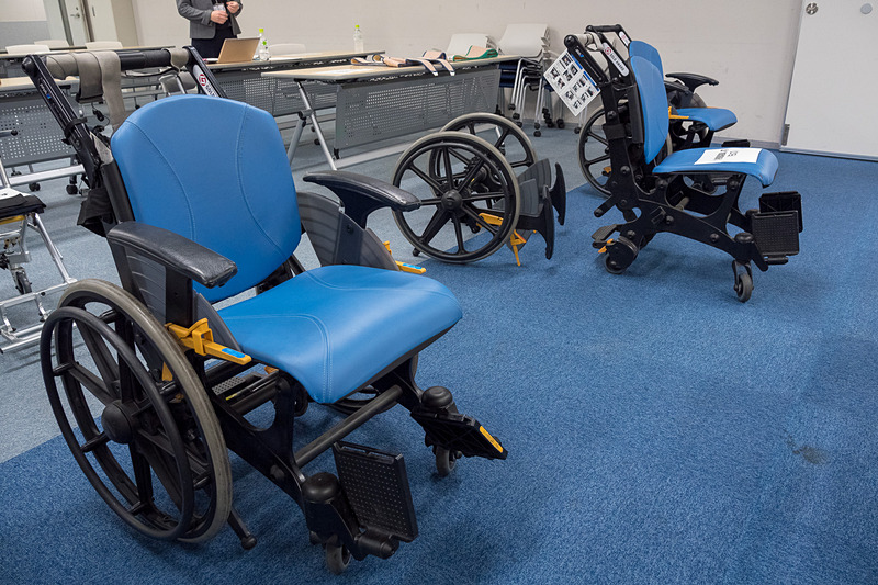 モルフは保安検査場の門形金属探知機を通過できるように樹脂製となっているほか、大きな車輪を取り外すことで機内まで移乗せずに進める。このほかにも空港用としては、大柄な人向け、リクライニング対応、フルフラット対応など、さまざまな車いすを準備している