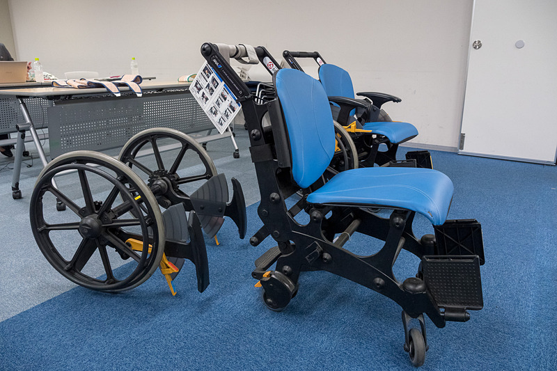 モルフは保安検査場の門形金属探知機を通過できるように樹脂製となっているほか、大きな車輪を取り外すことで機内まで移乗せずに進める。このほかにも空港用としては、大柄な人向け、リクライニング対応、フルフラット対応など、さまざまな車いすを準備している